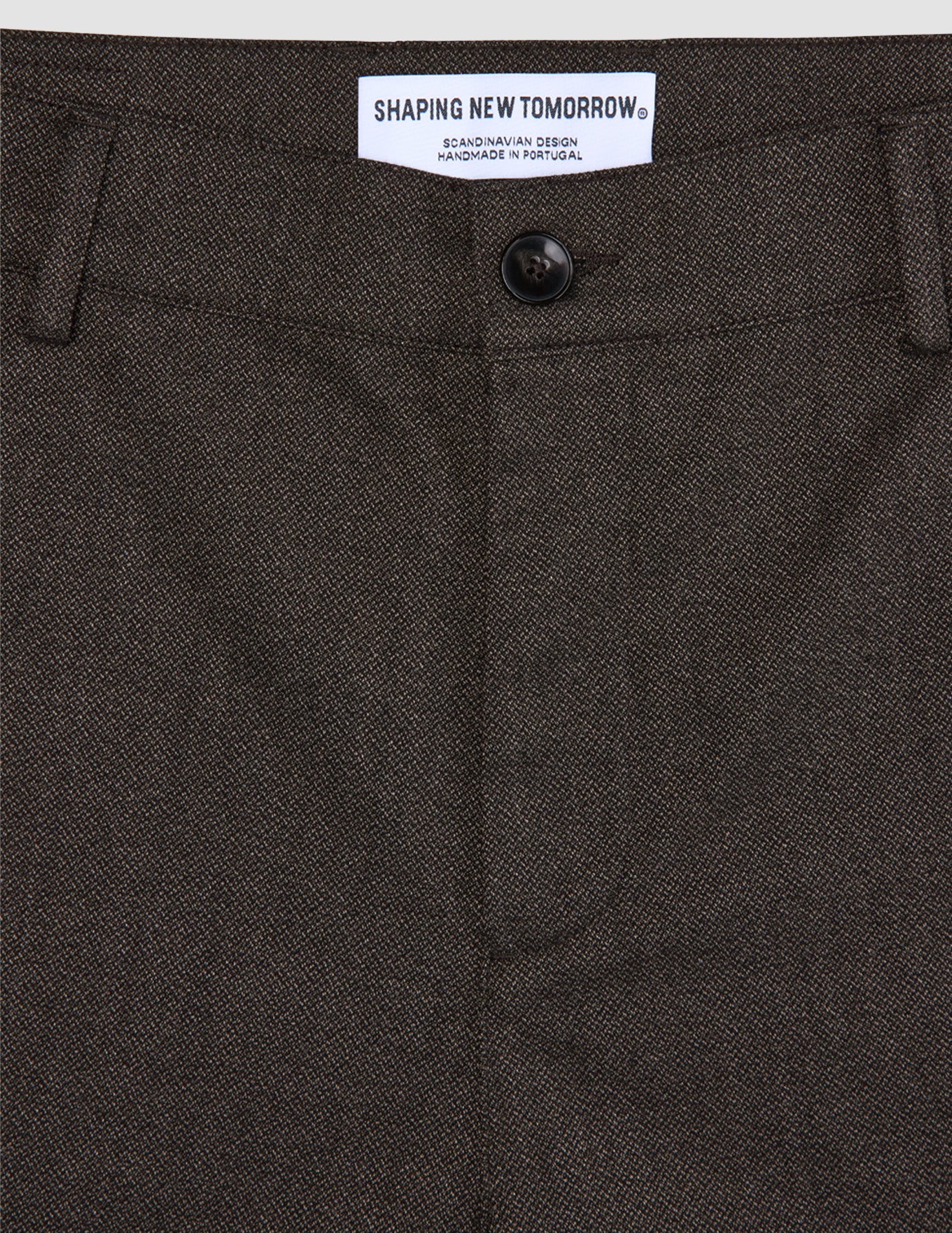 Atelier-bukser, avslappet passform, mørkebrune: mørkebrune bukser i brutt twill med knappelukking og merkelapp i linningen.